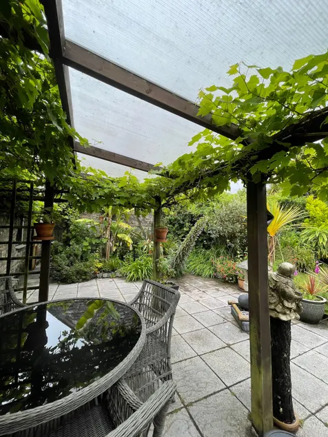 A Tranquil, quirky cottage with large garden - perfect for families - Image 1