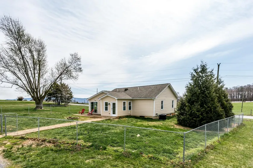 The Homeplace - Private House with Backyard - Image 1
