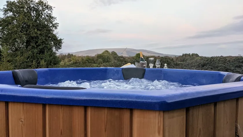 Secluded Private Cottage Hot-tub, Sauna & Fire-pit - Image 1