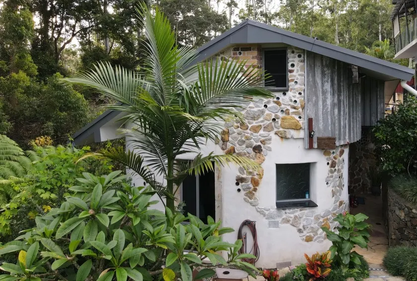 Romantic getaway, bush setting. Central location - Image 1