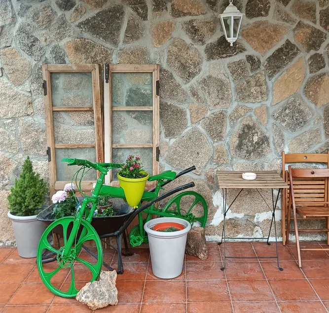Apartment with a separate entrance in a villa - Image 1
