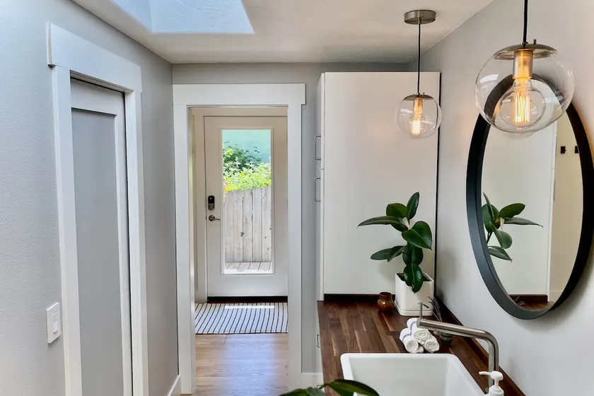 Serene South Hills Studio - Image 1