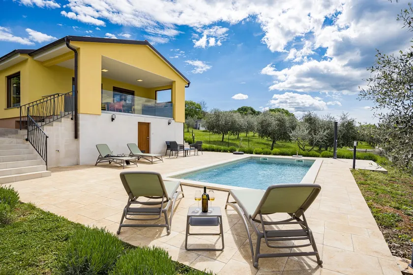 Peaceful Family Villa with Pool near Pula & Rabac - Image 1