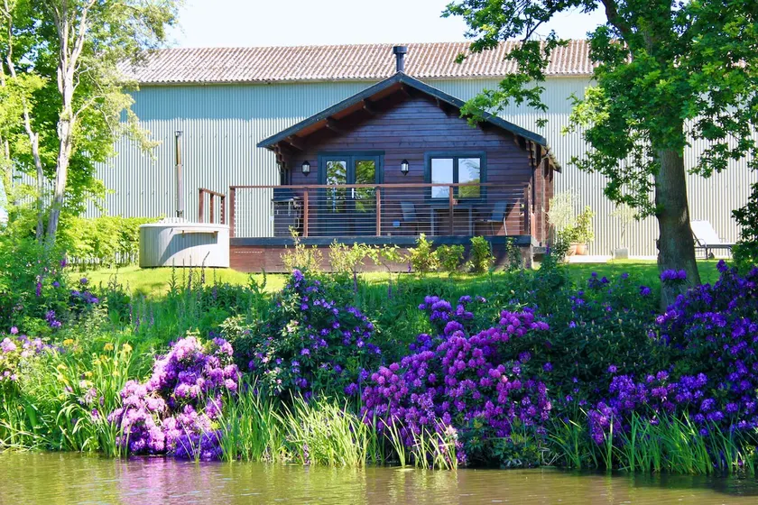 Idyllic Rural Log Cabin Escape with Hot Tub - Image 1