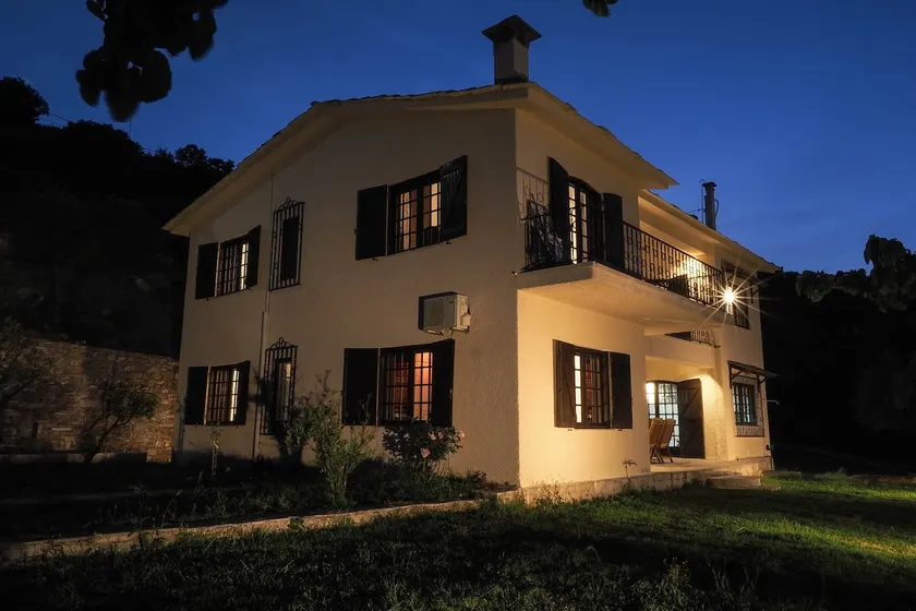 Sonia Rustic Mansion - 5bd 30 Sec Walk To Beach - Image 1