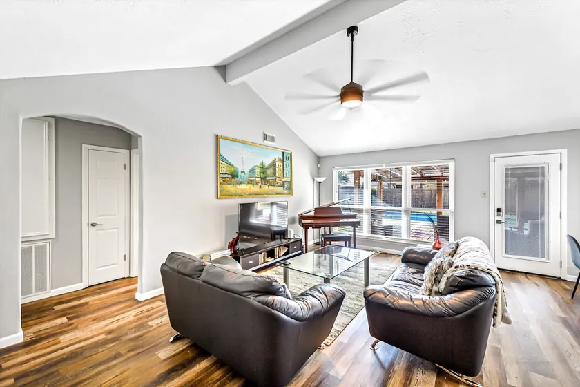 Modern house with large private pool in Sugar Land area - Image 1