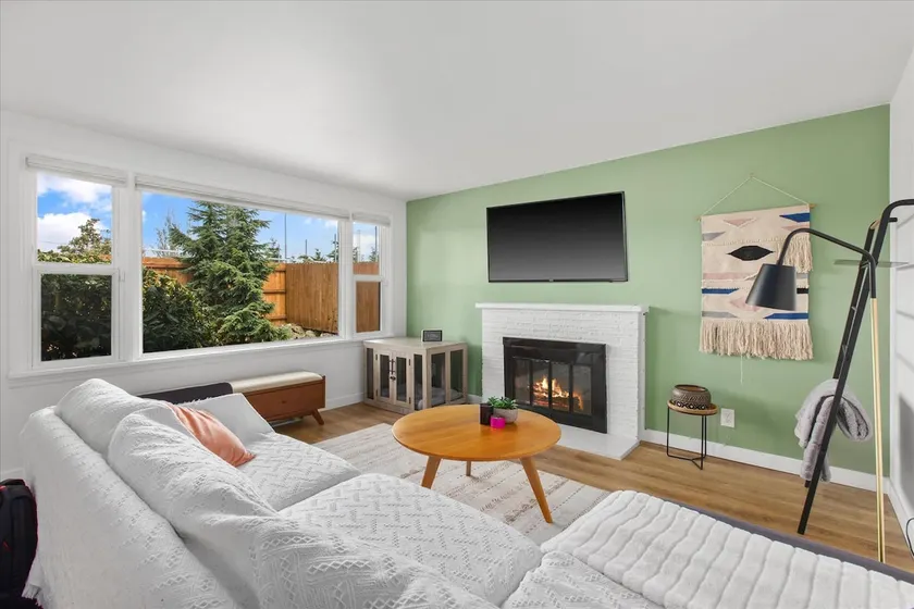 2BD House, Fully fenced yard, 20 min to downtown - Image 1