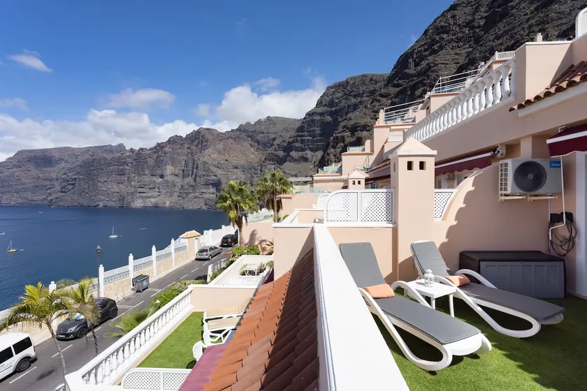 45 EXCLUSIVE SUNNY HOLIDAY HOME WITH VIEWS - Image 1