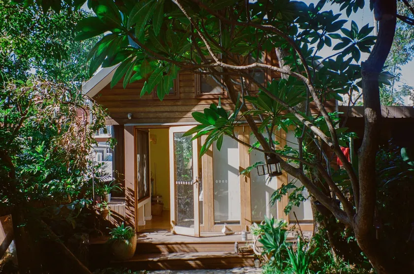Leafy garden chalet in InnerWest with water views - Image 1