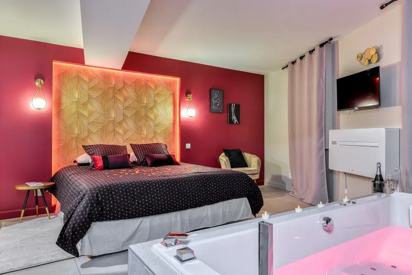 Luxury Suite with Jacuzzi & Sauna - 160M Cité - Image 1