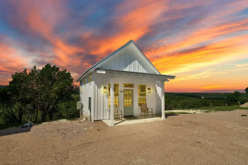 \"Susie\" Hillside Farmhouse Bungalow on 30 Acres. Views! Dripping Springs TX - Image 1
