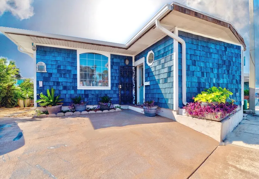 Beach Bungalow Across The Street From The Ocean - Image 1