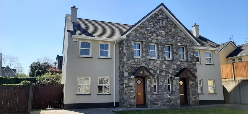 Free pool/ Family friendly home 3 min walk to town - Image 1