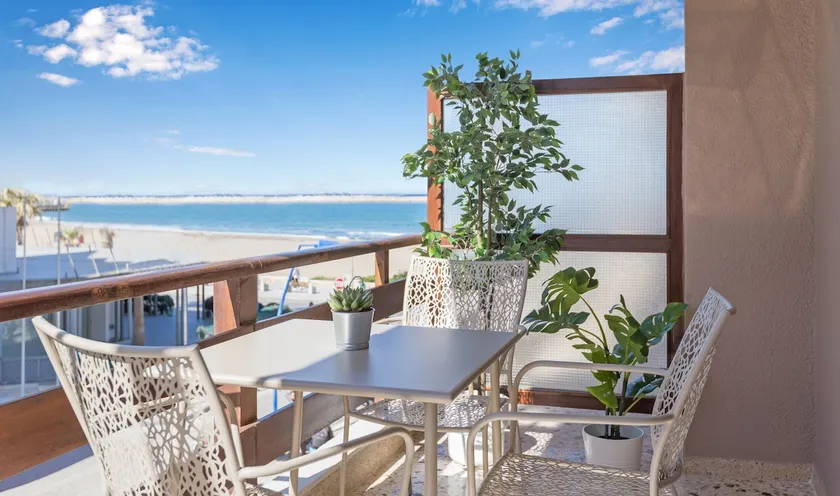Effie's Cozy Beach Front Apartment - Image 1