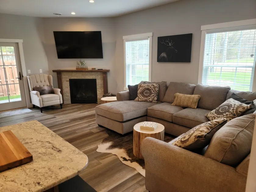Great location, Walkable to Town, Garage game room - Image 1