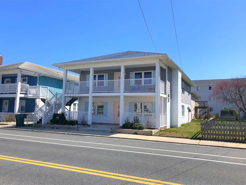 Sleeps 25. 6 Bdr/4ba/2 kitchens Large Beach Home - Image 1