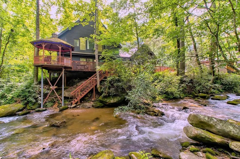 Jocassee Gorge Mountain Lodge on creek-Waterfront - Image 1