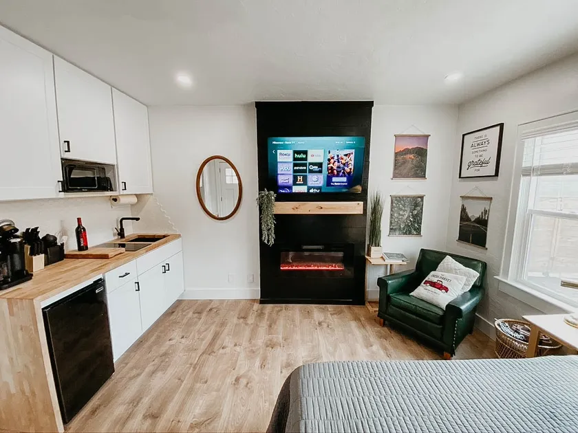 Modern Studio in the Heart of Grants Pass - Image 1