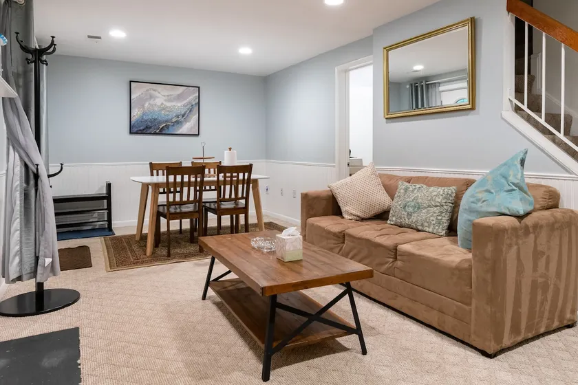 1BR Queen Suite GMU Vienna Metro Free Parking - Image 1