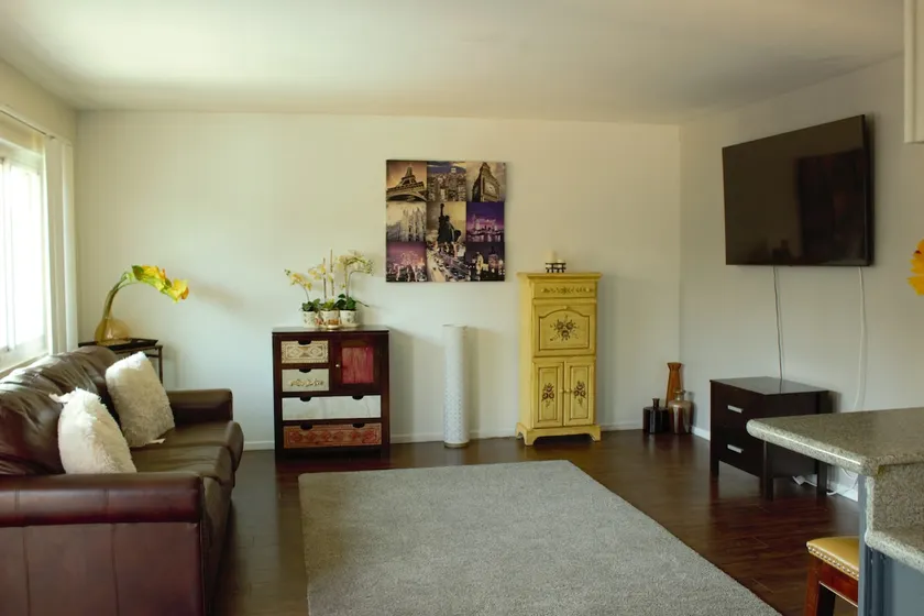 Entire Apartment near SoFi with parking - Image 1