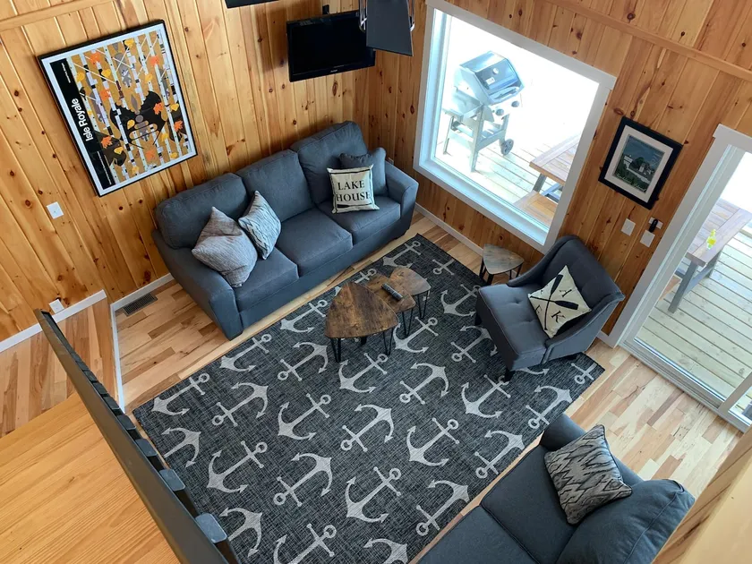 The Lake House on H33 - Image 1