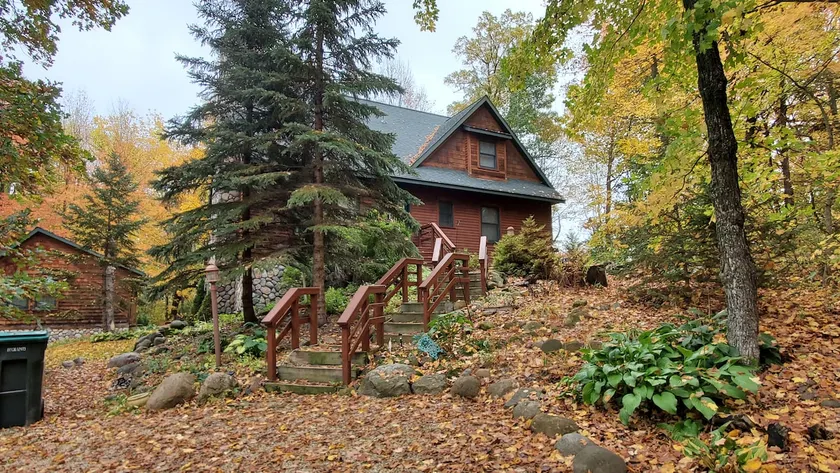 A family cabin inside the woods - Image 1