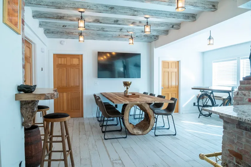 Stylish Stay Near CWS, Zoo & Downtown Fun - Image 1