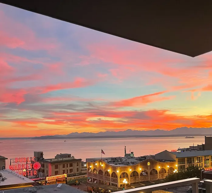 Breathtaking views within steps of Pike Place - Image 1