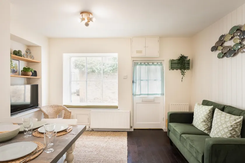 Cosy cottage in the old town, a stone's throw from Lyme Regis beach - Image 1