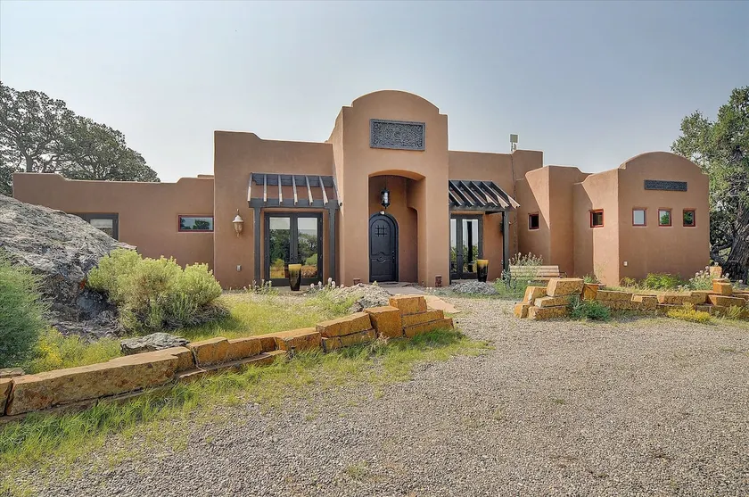 Al Fresco Retreat: SW Style Home on 1.5 Acres - Image 1