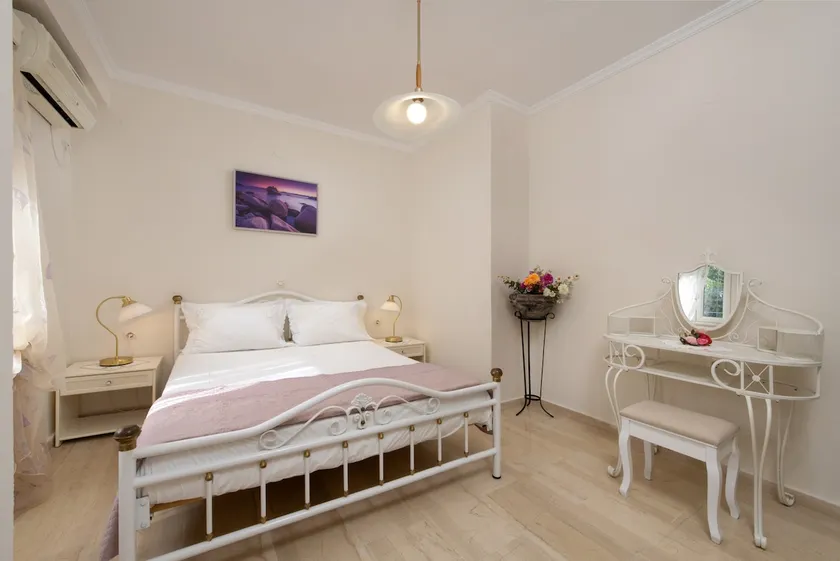 The Old Mansion | Four People Apartment - Image 1