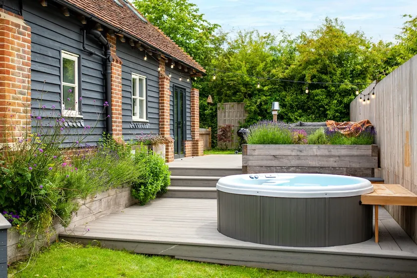 Silhouette's Stable; Luxury cottage hot tub Bosham - Image 1