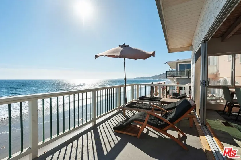 New Superior Malibu Road Oceanfront Townhouse PRIVATE BEACH - Image 1