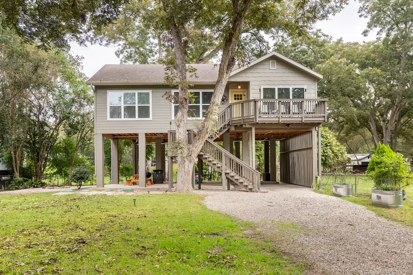 McQueeney Tree-House near lake - Image 1