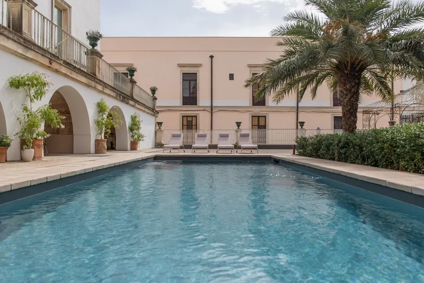 Deluxe apartment with outdoor pool and garden - Image 1