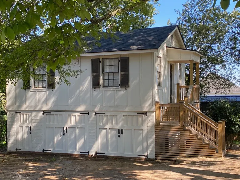 Designer's Cozy Carriage House - Image 1