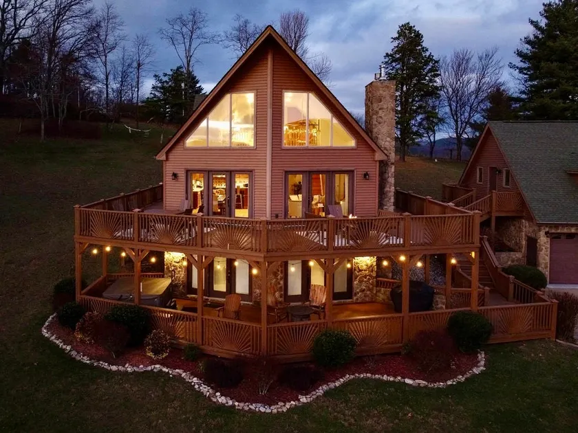 Luxury Mountain Lodge: Hot Tub and Incredible Mountain Views - Image 1
