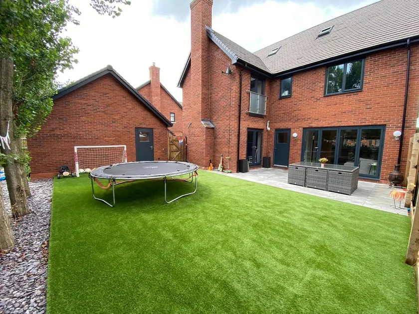 Exclusive 5 Bed Family House in Country Village - Image 1