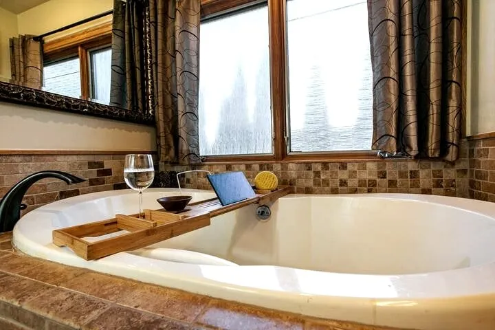 JACUZZI SUITE 2 Queen Beds Private and Romantic! - Image 1