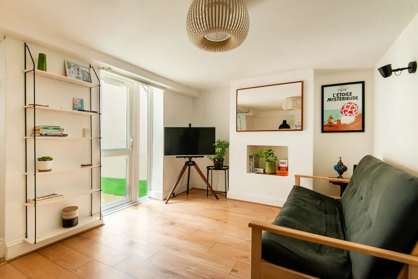 Stylish Underground flat, beach 30s, Graffiti Yard - Image 1