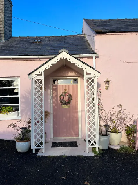 The Pink Cottage upstairs suite & Garden Summer Room - Image 1