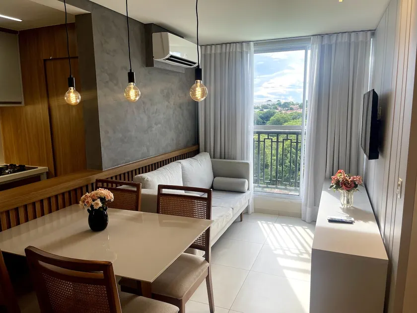 Queen bed • 2 bedrooms (1 ensuite) • Netflix - Image 1