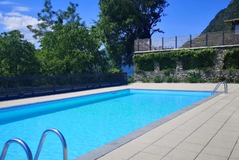 Nice flat with swimming pool, garden and garage - Image 1