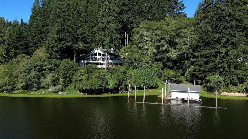 Lake, private dock, hot tub, dune access, coastal - Image 1