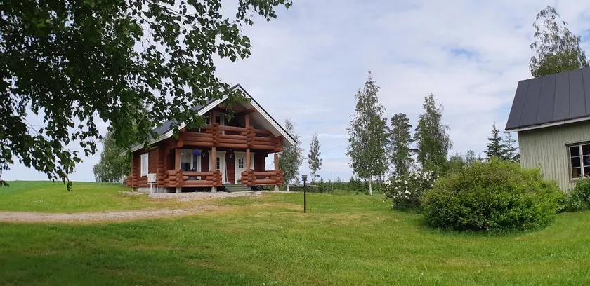 Cozy log cabin in stunning hillside scenery - Image 1