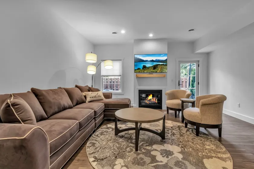 Spacious Townhome with Fireplace - Image 1