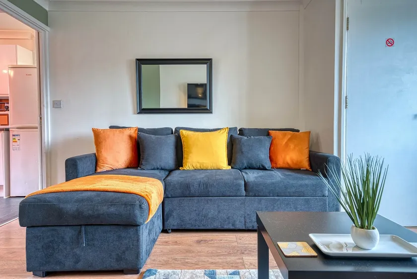 Contractor House near Birmingham City Centre HS2 BCU and ASTON University M6 Motorway Private Garden FREE Superfast WIFI - Image 1
