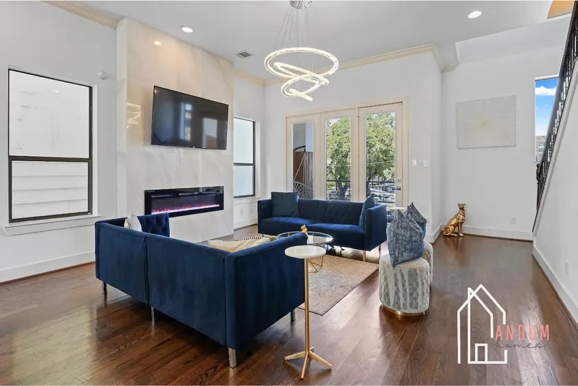 Skyline Elegance: Chic Midtown Home with Rooftop - Image 1