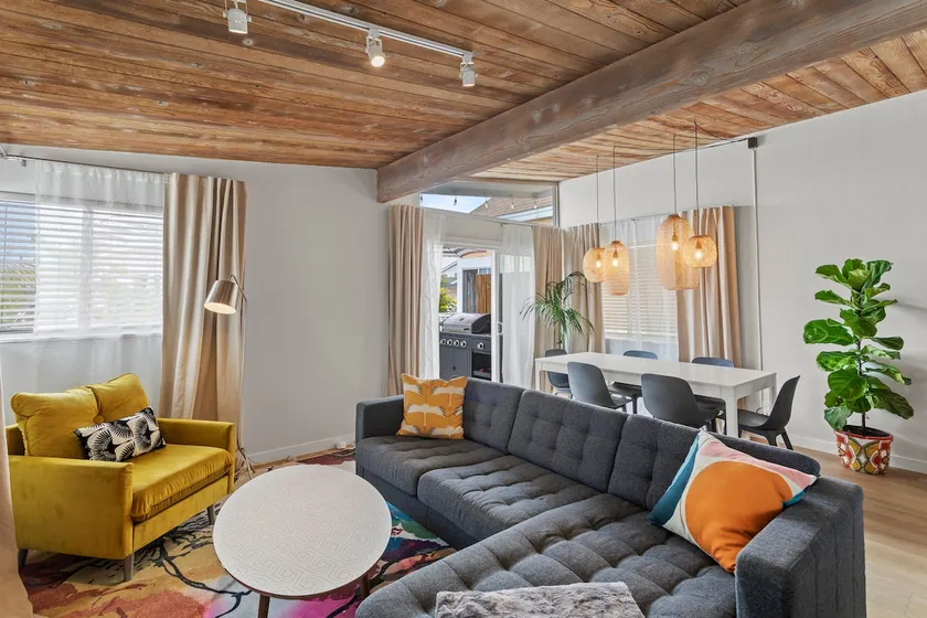 Newport Beach Shack Upper, a stylish classic - Image 1