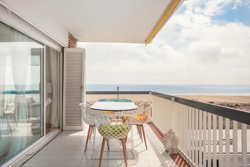Beachfront Sunset Boutique Apt' Shared Pool Wi-fi - Image 1